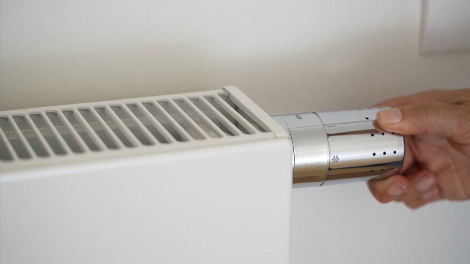 Menjava Radiatorja Ement Trik od 30 sekundi zahvaljujući kojemu će vam dom postati topliji ...